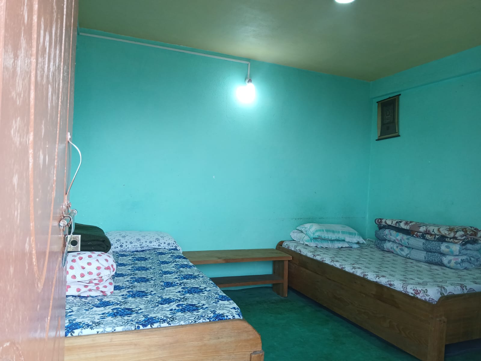 Traditional comfort room with wooden beds and clean mountain lodge bedding